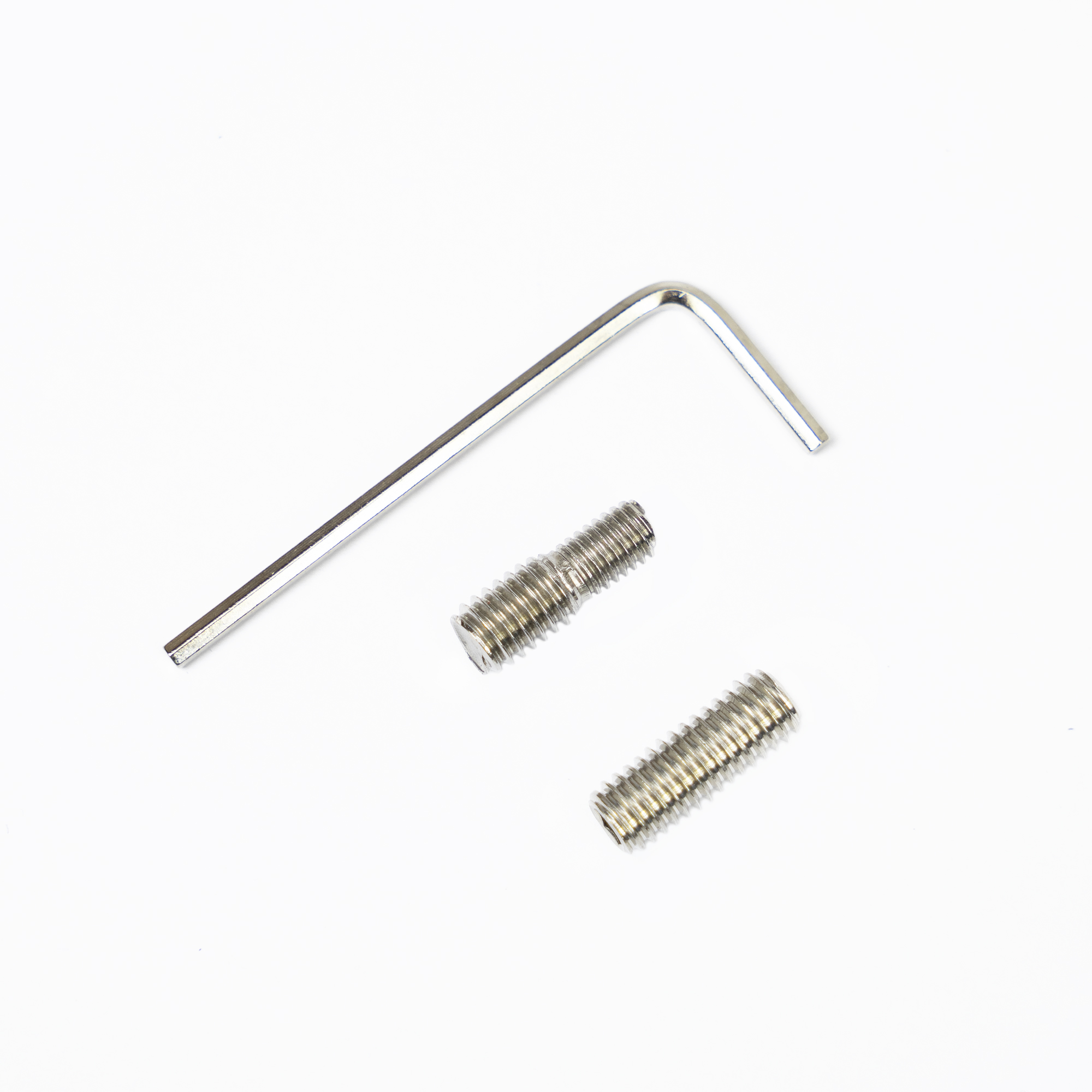 Adaptoarele filetate M6-M5 și cheia hexagonală incluse cu antena PNI ML40
