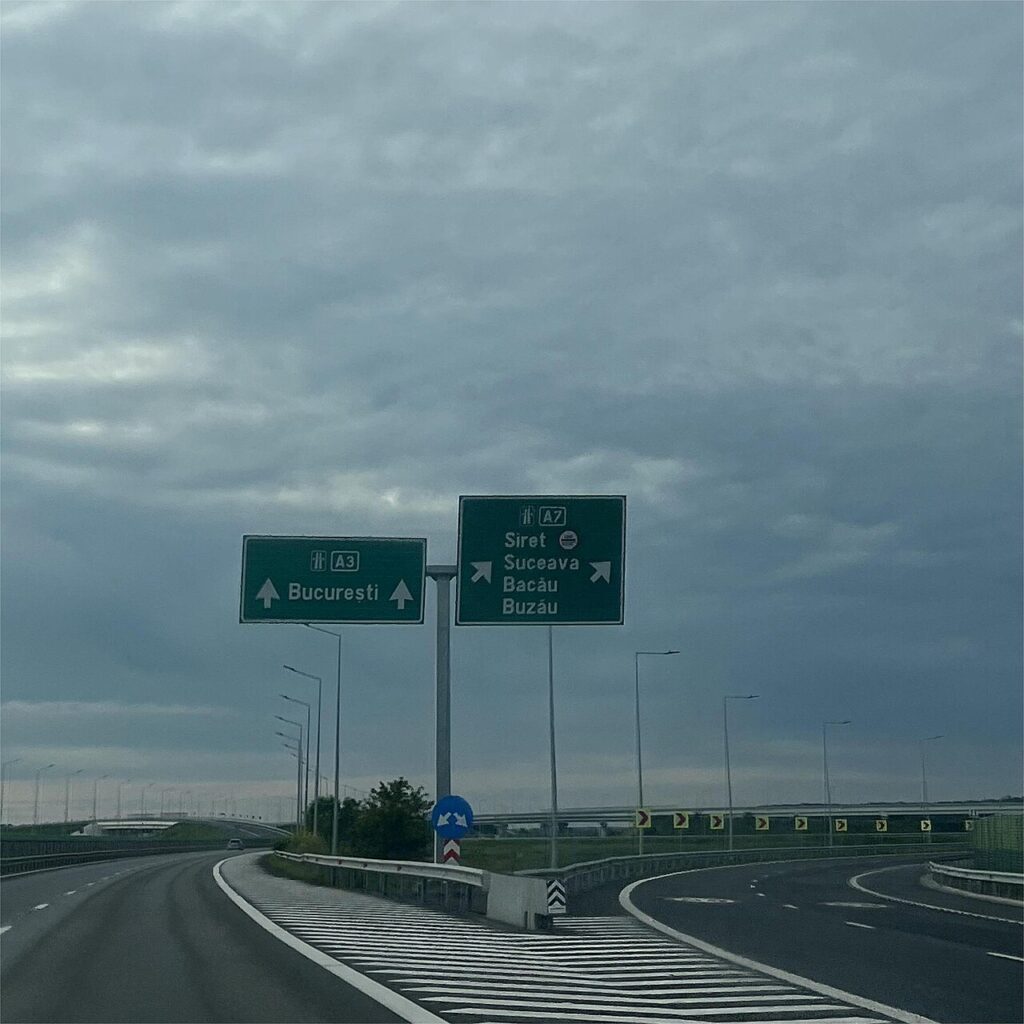 Indicatoare la nodul A3–A7 de la Dumbrava: înainte A3 spre București, la dreapta A7 spre Buzău, Bacău, Suceava și Siret
