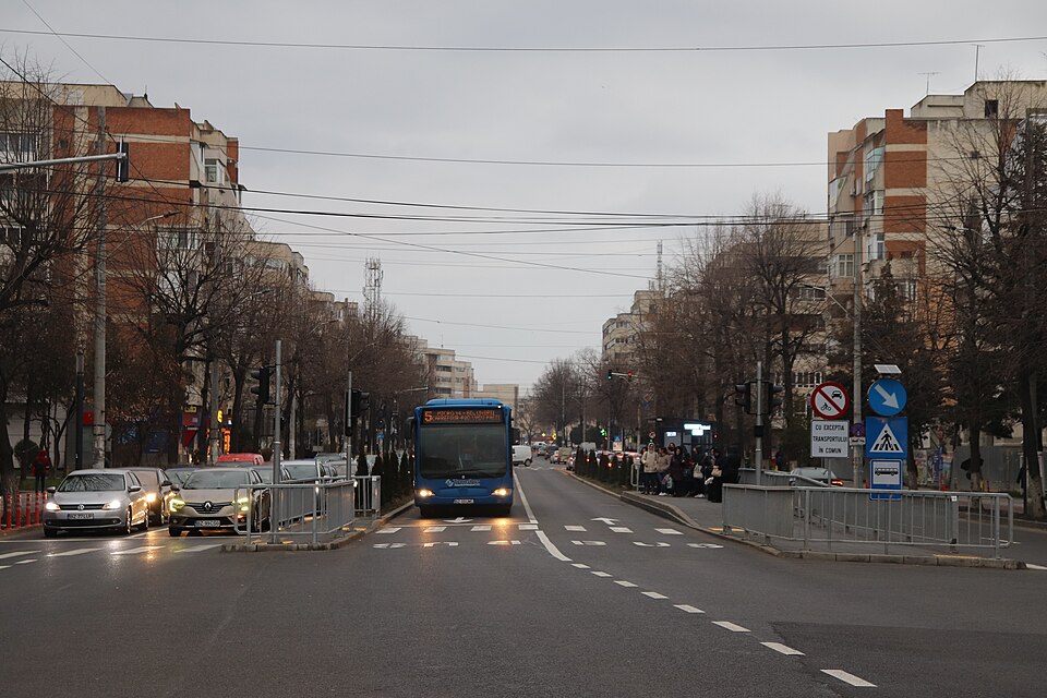 Autobuz pe banda pentru transport public din Buzău; în dreapta, indicator de interzicere cu panoul „Cu excepția transportului în comun"