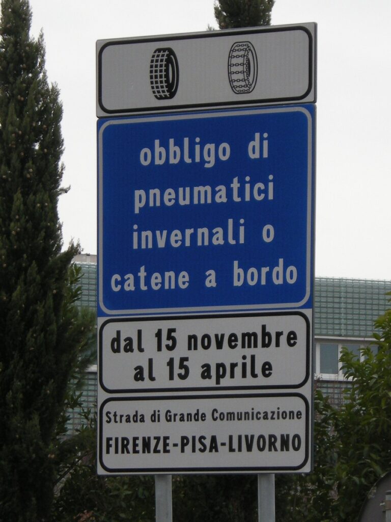 Indicator rutier italian pe drumul Firenze–Pisa–Livorno: obligație de anvelope de iarnă sau lanțuri la bord între 15 noiembrie și 15 aprilie