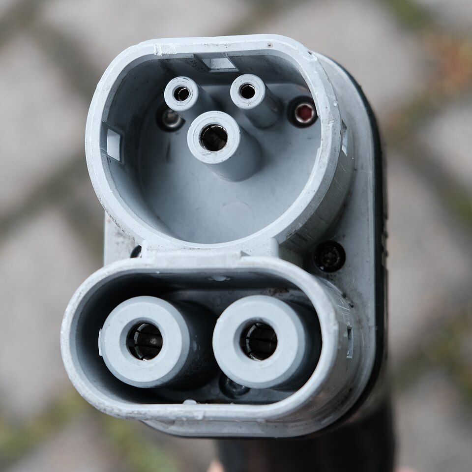 Mufa CCS Combo 2 a unei stații de încărcare rapidă, văzută din față: sus trei contacte, jos două contacte mari, tubulare, de curent continuu