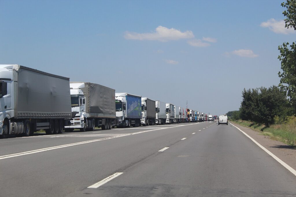 Camioane parcate pe marginea DN5, la nord de Giurgiu