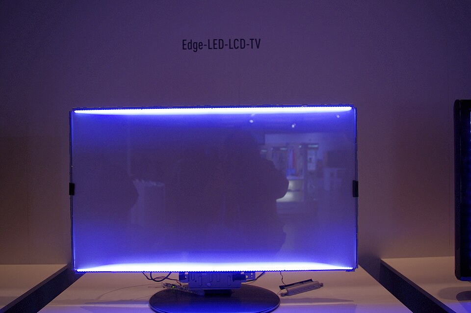 Panou de televizor LCD fără celulele de imagine, cu leduri aprinse doar pe marginile de sus și de jos